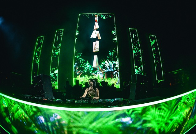 DJ Ana Jones em foto publicada na DJane Mag